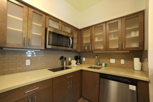 Η κουζίνα ή μικρή κουζίνα στο Staybridge Suites Houston - Humble Beltway 8 E by IHG