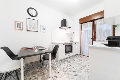 uma cozinha com uma pequena mesa e cadeiras numa cozinha em Angela Luxury Studio Apartment em Zagreb