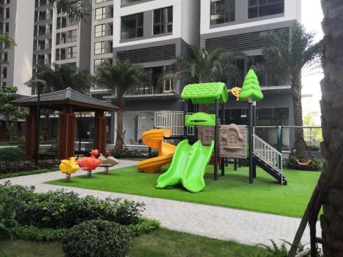 een speeltuin voor een gebouw met een glijbaan bij Căn hộ Studio Vinhomes Greenbay cho thuê in Hanoi