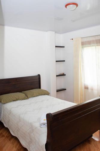 a bedroom with a bed and a window at La Gran Estancia Hotel Campestre in Chachagüí