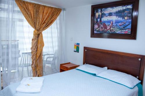 a bedroom with a bed and a window at La Gran Estancia Hotel Campestre in Chachagüí