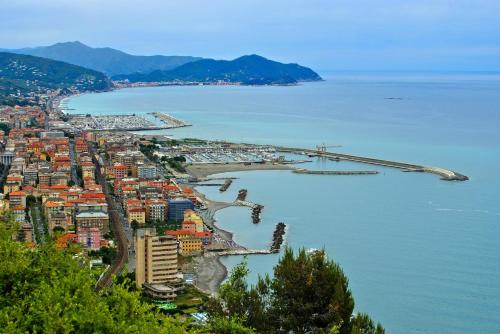 uma vista aérea de uma cidade ao lado da água em 076 - Casa La Libreria, Centro città di Chiavari, 500 metri da mare e spiagge - 2 CAMERE DA LETTO em Chiavari