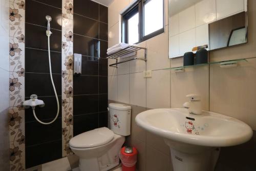 恆春的住宿－墾丁慕欣旅店，一间带水槽和卫生间的小浴室