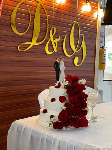 a bride and groom standing on top of a wedding cake at La Gran Estancia Hotel Campestre in Chachagüí