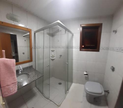 ein Bad mit einer Dusche, einem WC und einem Waschbecken in der Unterkunft Casa Souza in Camanducaia