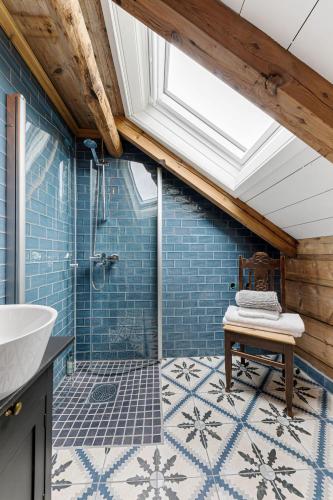 a bathroom with a shower and a sink at Flatheim in Viksdalen