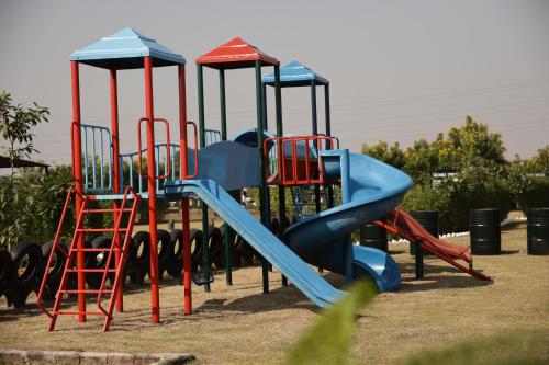 Zona de juegos infantil en Delta 105 - A Military Themed Adventure Park