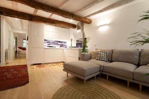een woonkamer met een bank en een tafel bij Aittitta Makurra etxea in Lekeitio