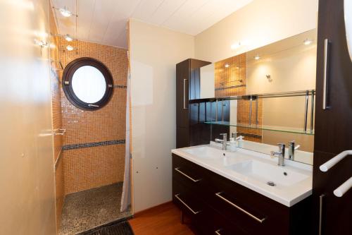 a bathroom with a sink and a mirror at Maison Cosy - Plage 5min - Parc Expo- Arena-Centre ville in Mauguio