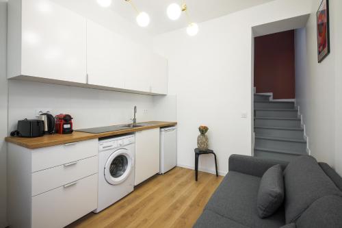 un salon avec un canapé et une machine à laver dans l'établissement 4#Duplex 2 Pers#Paris 15#Commerce#AC, à Paris