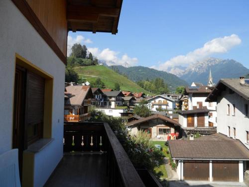 un balcone con vista su una città con montagne di Sissi House Dolomites a Transacqua