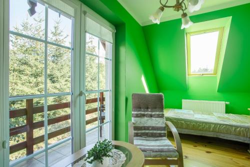 Ένα ή περισσότερα κρεβάτια σε δωμάτιο στο Domek nad jeziorem