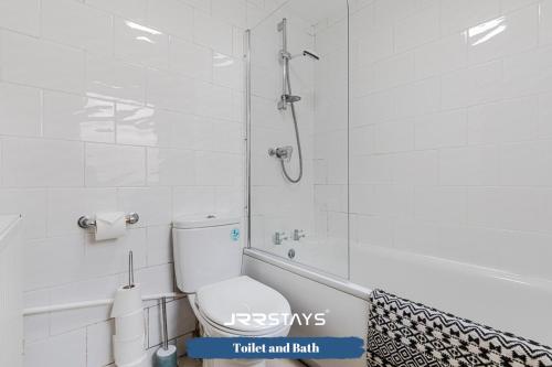 a bathroom with a shower with a toilet and a tub at Stoke On Trent - 2 Bedroom Sleeps 5, Wi-Fi, Garden - JRR Stays in Etruria