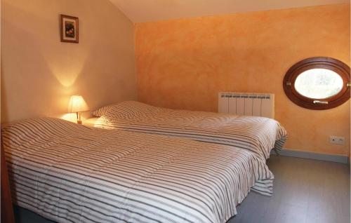 3 Bedroom Amazing Home In Pernes Les Fontaines في بيرنيه لو فونتينز: غرفة نوم بسرير ونوافذ دائرية