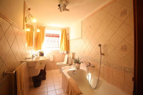 uma casa de banho com uma banheira, um WC e um lavatório. em Casa Mary em Lucca