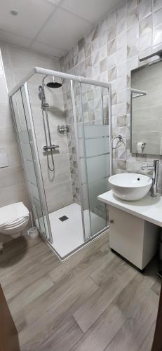 Un baño de SQUARE HOTEL