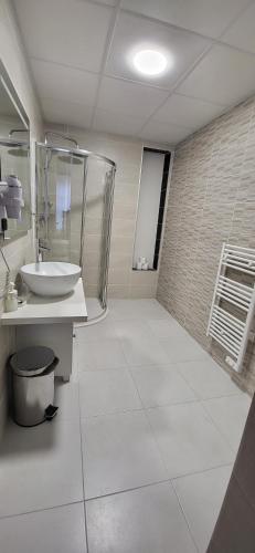 Un baño de SQUARE HOTEL