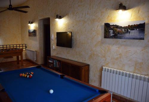 a living room with a pool table and a tv at Casa Rural El Pajar de Puchero in Ruidera