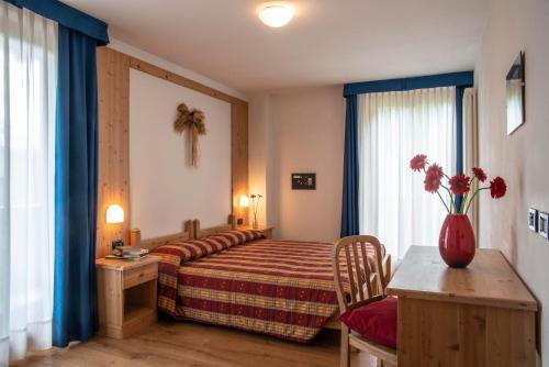 Ένα ή περισσότερα κρεβάτια σε δωμάτιο στο Hotel Chalet Genziana