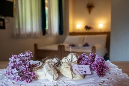un tavolo con dei fiori e delle zucche sopra di Hotel Chalet Genziana a Peio