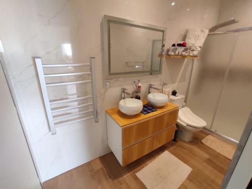 y baño con lavabo, aseo y espejo. en LDtangoapartment en Buenos Aires