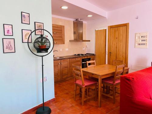 una cucina e una sala da pranzo con tavolo e sedie di Casa Alma a Almería