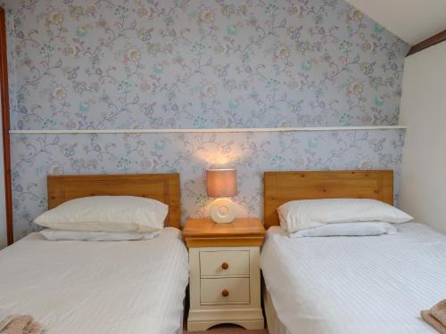 Postel nebo postele na pokoji v ubytování Acorn Cottage