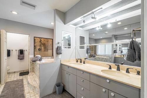 Un baño con dos lavabos y un espejo grande. en Casa Flamingo Intracoastal Front with Heated Pool a and 75 ft Dock, en Fort Lauderdale