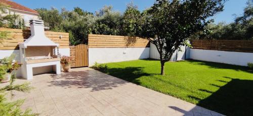 Κήπος έξω από το Villa Yakinthi