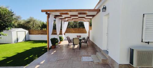 Κήπος έξω από το Villa Yakinthi