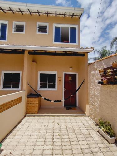 a house with a red door and a driveway at Saquaflats in Saquarema