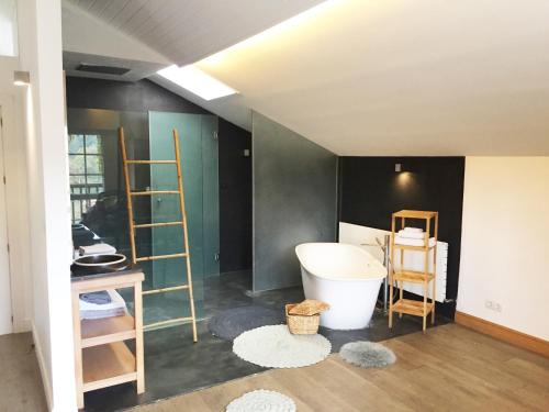 Camera con lavandino e vasca da bagno di Getxo Garden Houses - Grand Chalet a Getxo