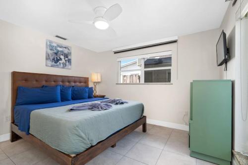 ハリウッドにあるHollys Hacienda with Heated Pool and Patio Areaの青いベッドと窓のある寝室