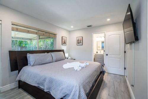 Ένα ή περισσότερα κρεβάτια σε δωμάτιο στο Wilton Tropical Oasis with Heated Pool and Hot Tub