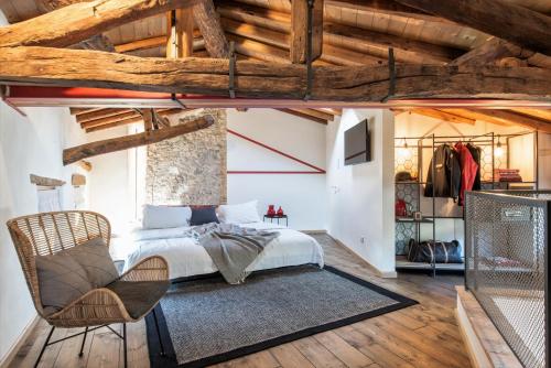 トレモージネ・スル・ガルダにあるLocanda Al Castellettoのベッドルーム1室(ベッド1台、椅子付)