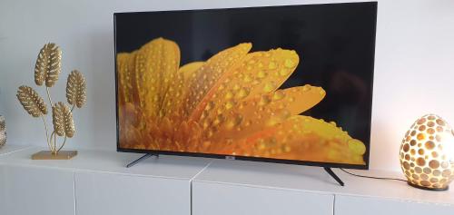 Elle comprend une télévision à écran plat installée au-dessus d'un meuble blanc. dans l'établissement Sunset waves Benidorm 136, à Benidorm