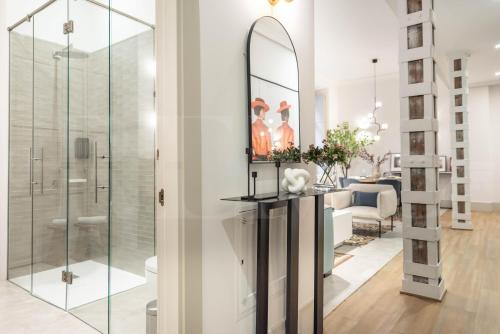 Kúpeľňa v ubytovaní Modern luxe apartment in the historic city center by REMS