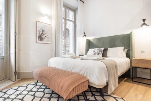 Posteľ alebo postele v izbe v ubytovaní Modern luxe apartment in the historic city center by REMS