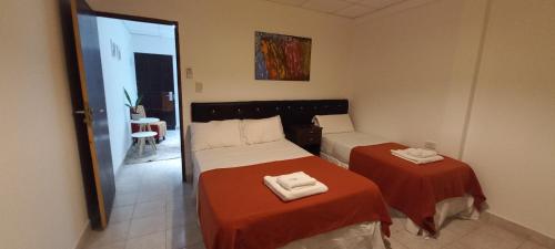 1 dormitorio con 2 camas y toallas. en Ayres del Rio, en Formosa