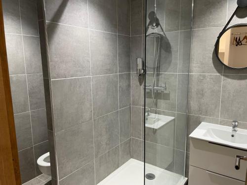 uma casa de banho com um chuveiro, um WC e um lavatório. em Studio vue sur mer classé 3 étoiles, Calais em Calais