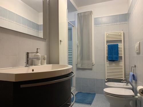 łazienka z umywalką i toaletą w obiekcie La Casetta di Ash w mieście Livorno