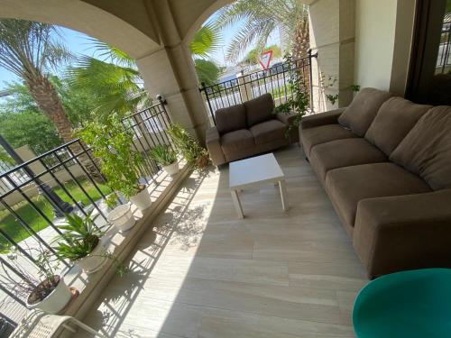 Een balkon of terras bij Lusail City Doha Qatar Love Bedroom with living room
