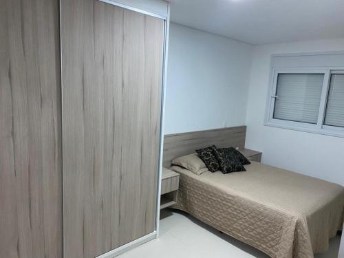 1 dormitorio con 1 cama y armario grande en Apartamento fantástico, piscina vista mar, en Florianópolis