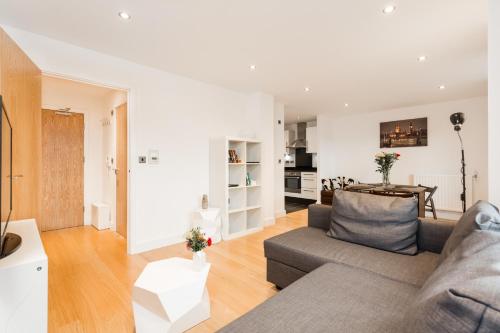 A seating area at Lovely 1-Bed Flat near 02 Arena 