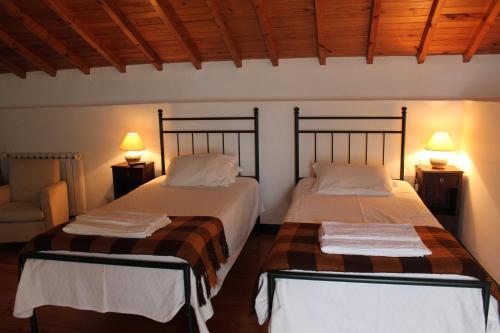 two beds sitting next to each other in a room at Casa de Viana do Alentejo in Viana do Alentejo