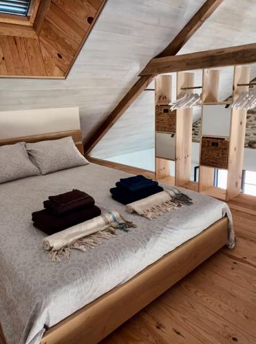 un grand lit dans une chambre avec parquet dans l'établissement Domaine Harmonie, à Crespin