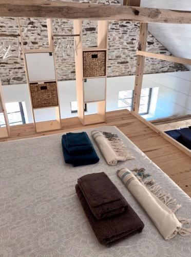 une chambre avec 2 serviettes assises sur un tapis dans l'établissement Domaine Harmonie, à Crespin