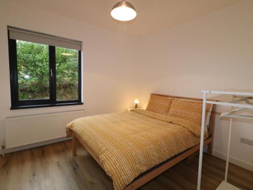 1 dormitorio con cama y ventana en Rockville en Greencastle