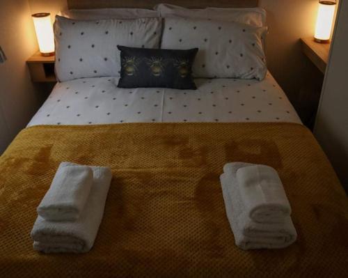 Postel nebo postele na pokoji v ubytování Bimble Lodge