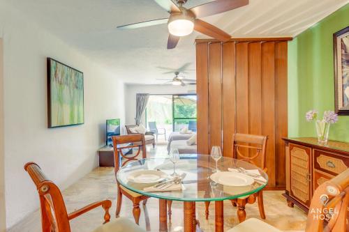 a dining room with a glass table and chairs at Private Villa Complex with Pool in Zona Hotelera in Cancún